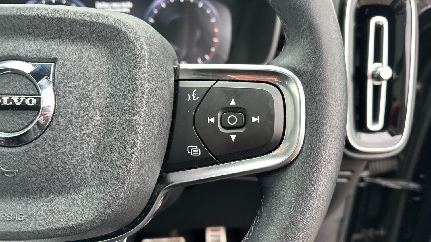 Used Volvo XC40 for sale - 77166852: Photo 30