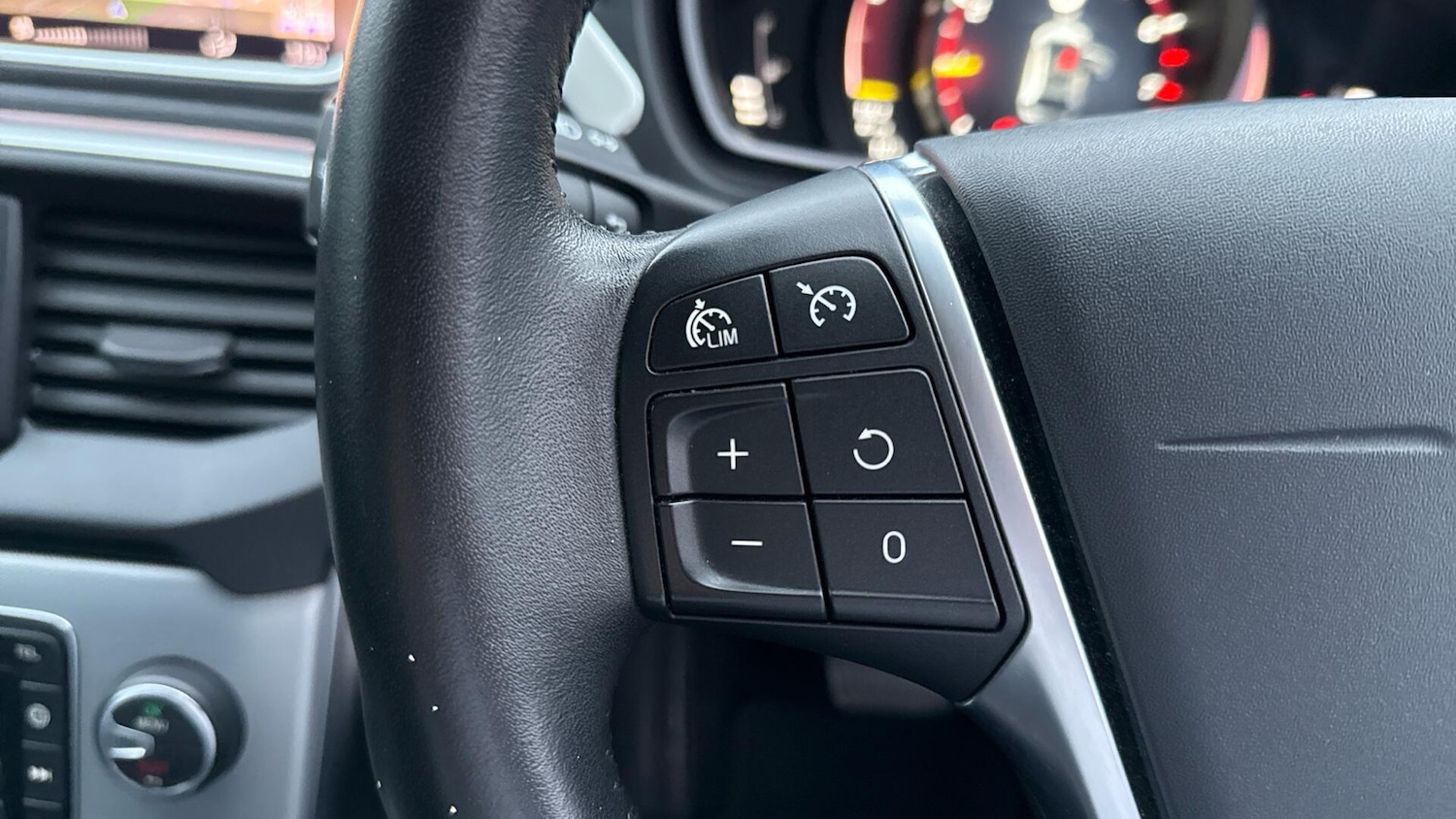 Used Volvo V40 2019 for sale - 77320928: Photo 41