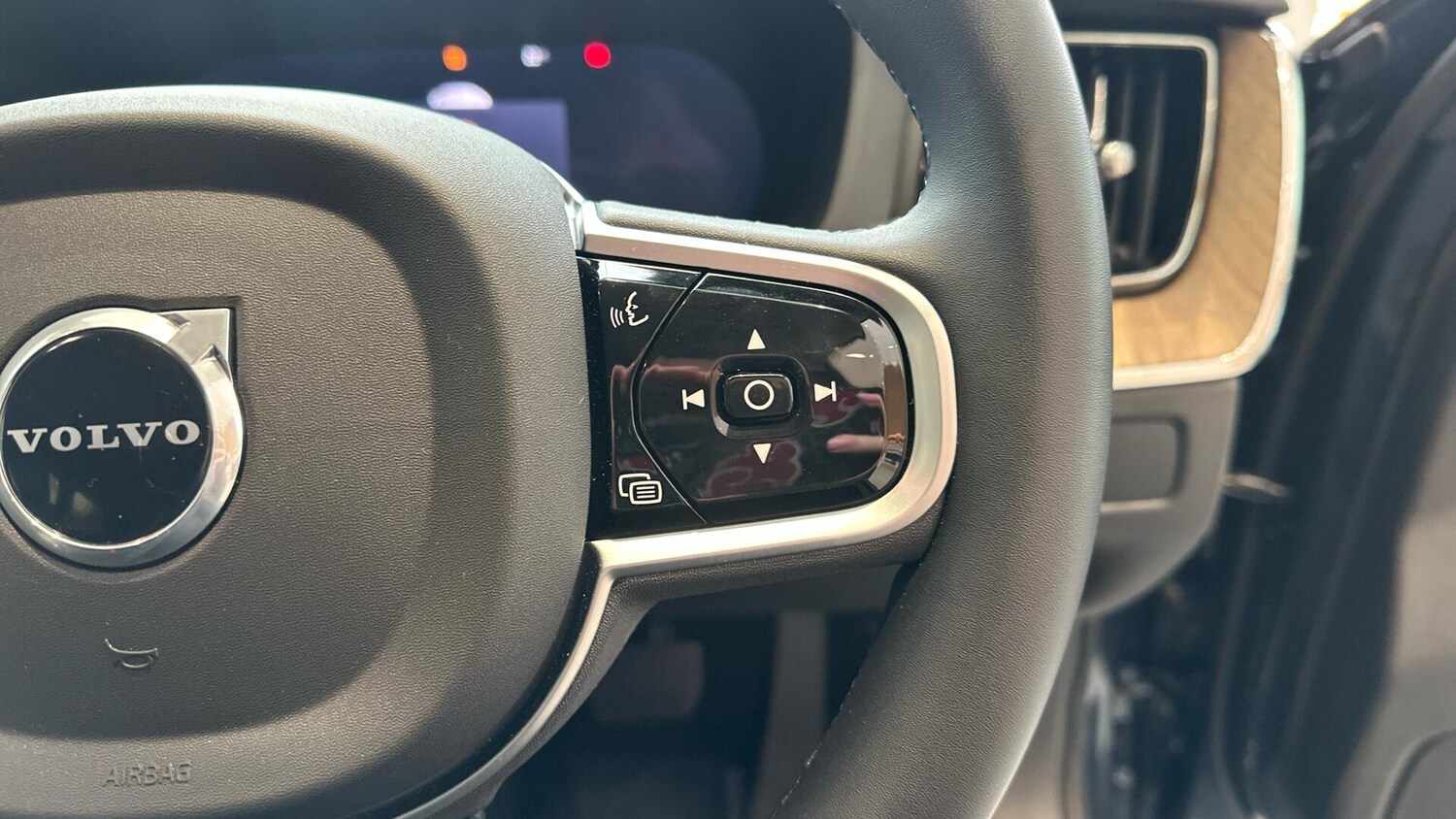 Used Volvo XC60 2025 for sale - 76337269: Photo 32