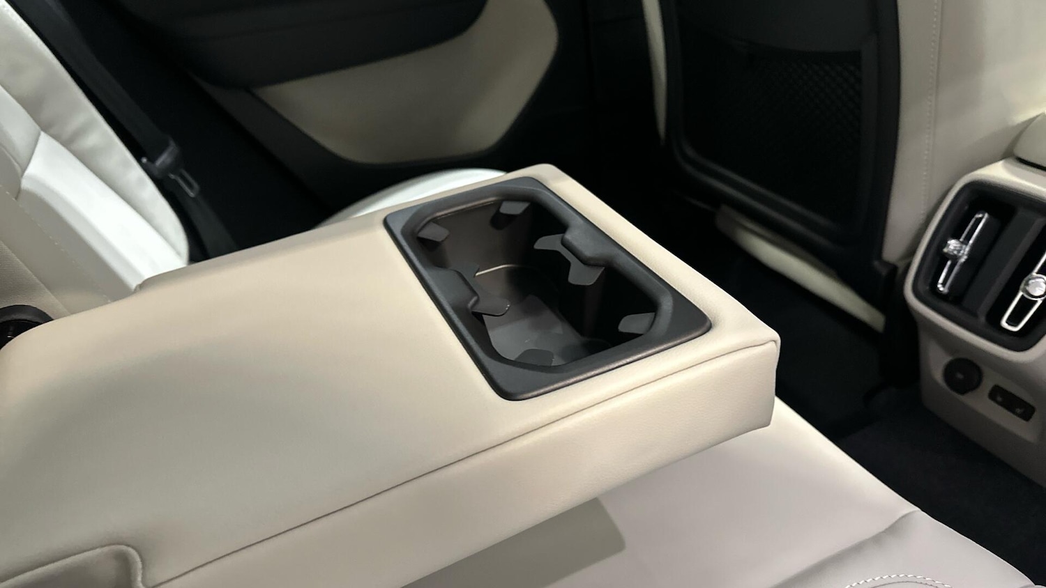 Used Volvo XC40 2025 for sale - 77039734: Photo 28