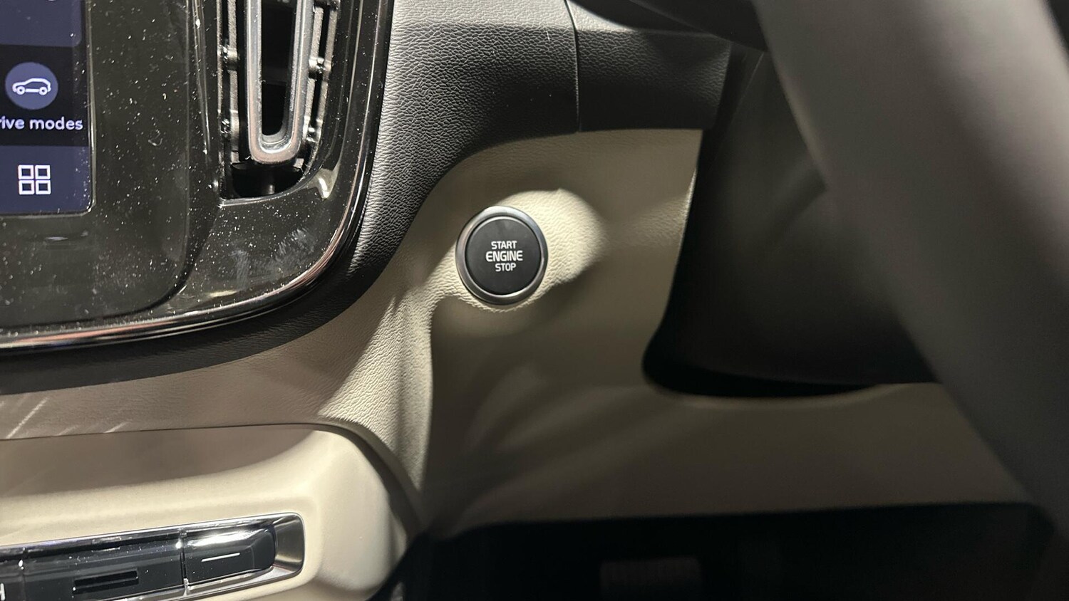 Used Volvo XC40 for sale - 77358640: Photo 25