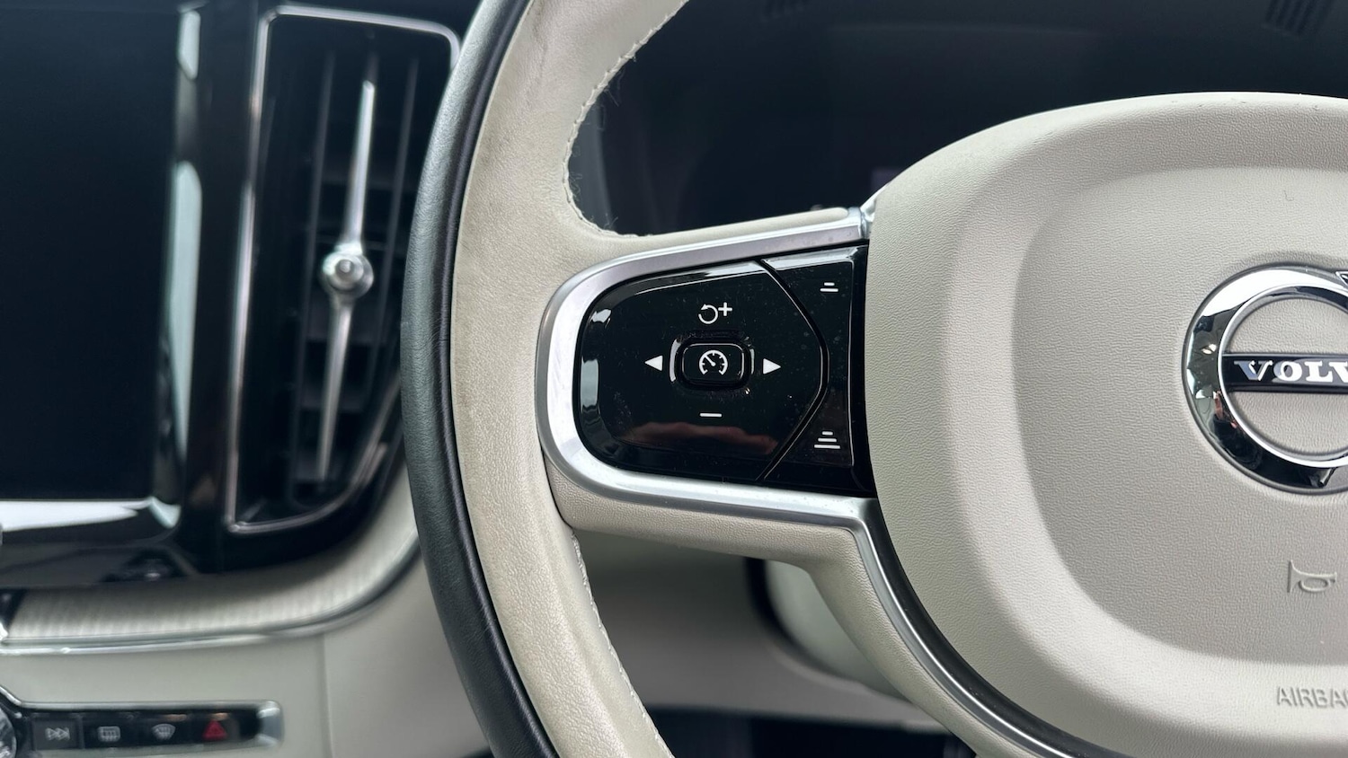 Used Volvo XC60 2021 for sale - 76337341: Photo 33