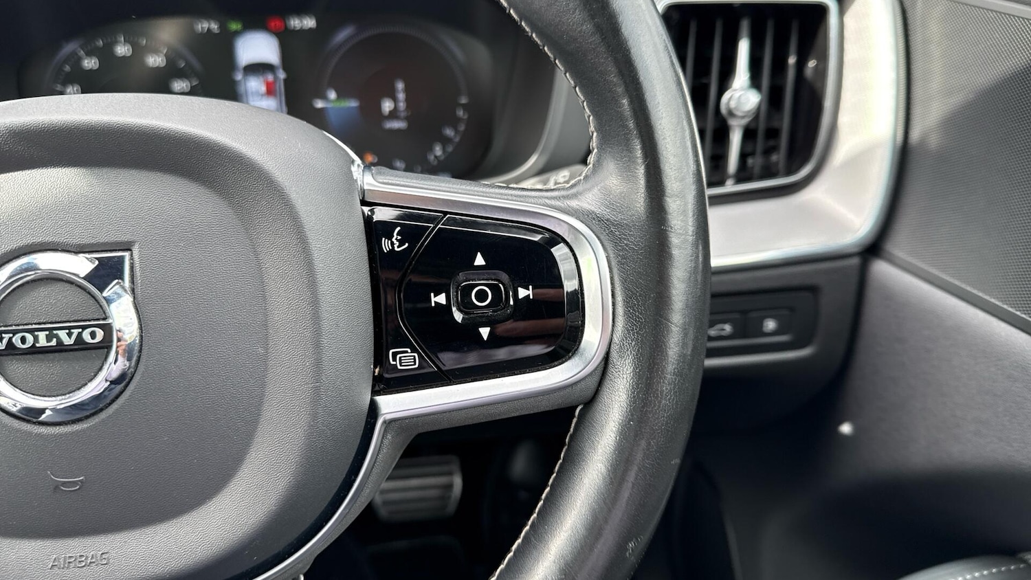 Used Volvo XC60 2020 for sale - 76336672: Photo 42