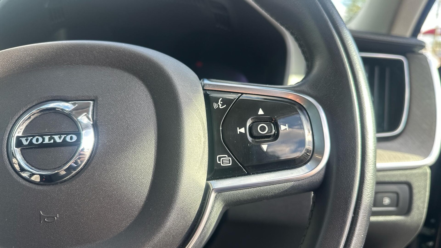 Used Volvo XC60 2022 for sale - 76337903: Photo 32