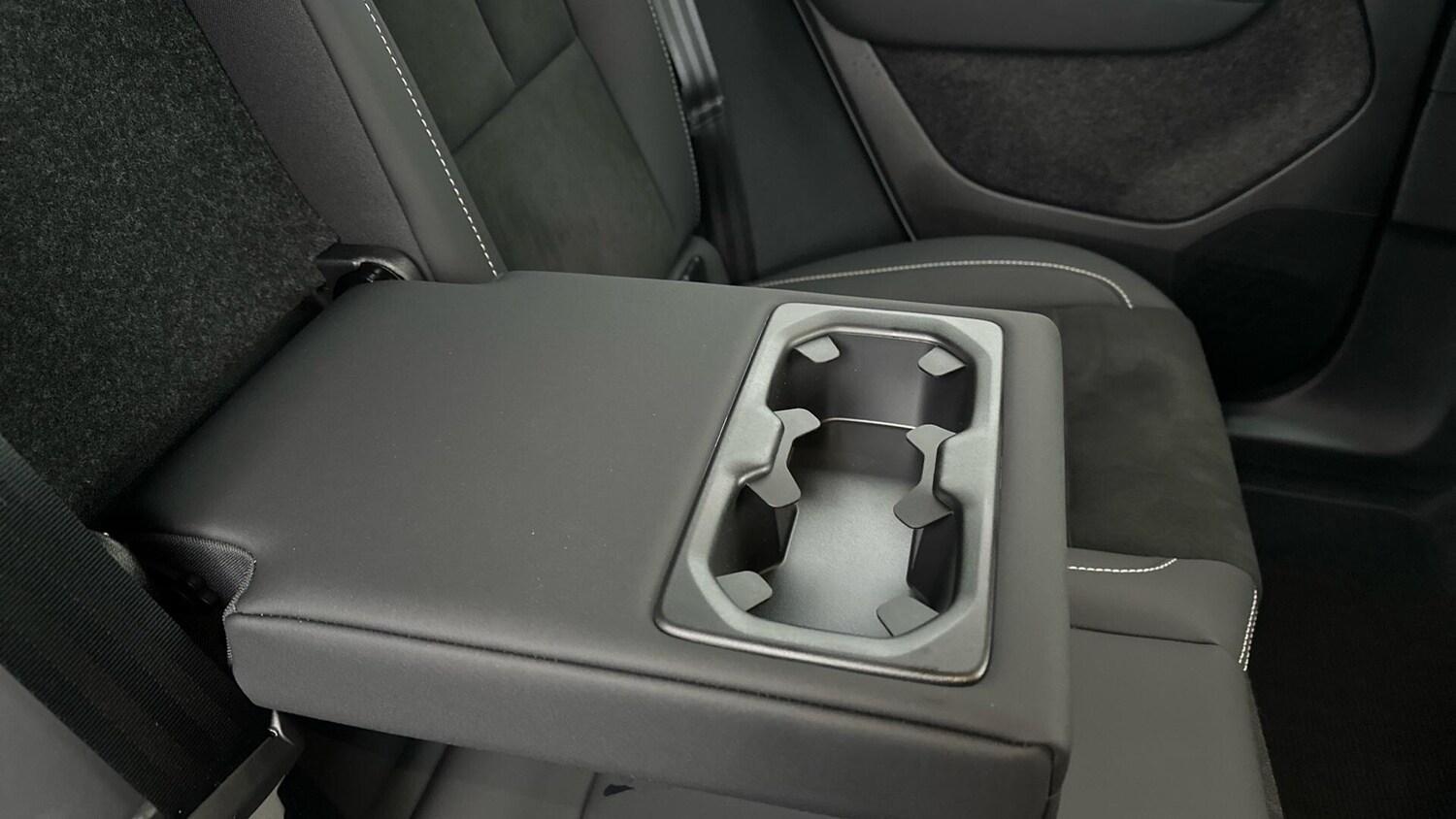 Used Volvo XC40 2023 for sale - 77672961: Photo 32