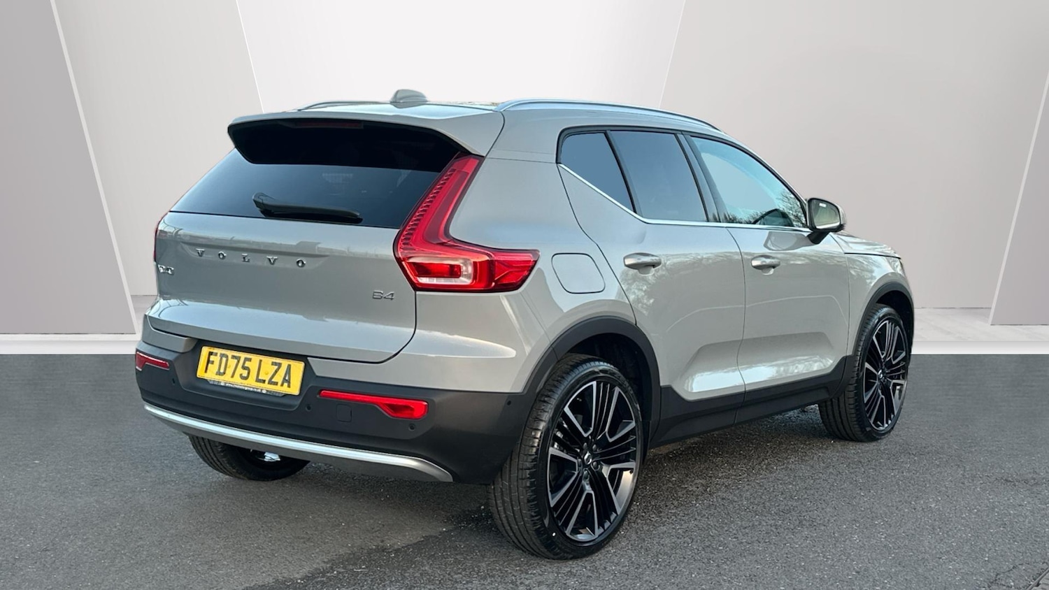 Used Volvo XC40 2025 for sale - 77672987: Photo 2