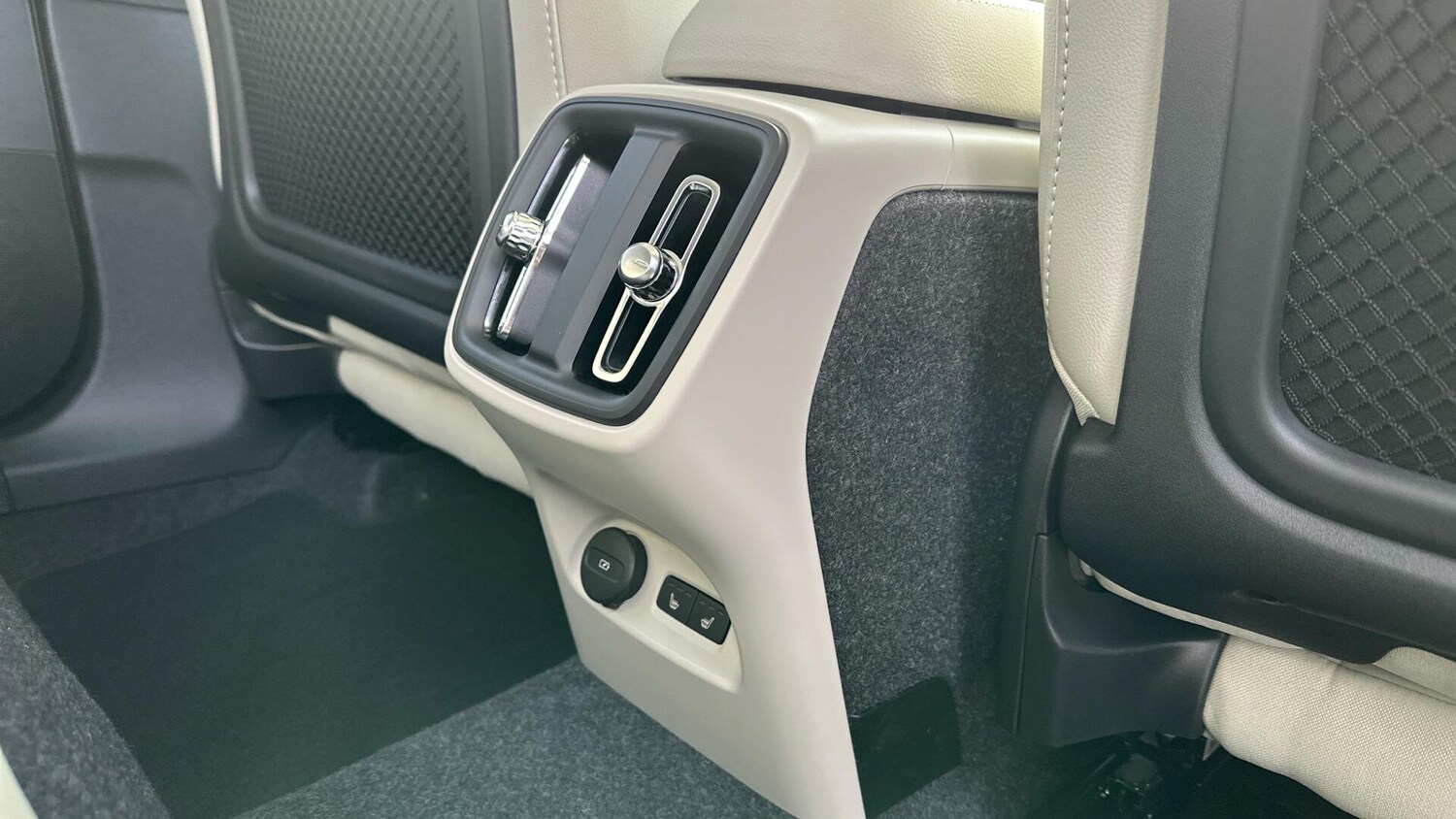 Used Volvo XC40 2025 for sale - 77672982: Photo 26