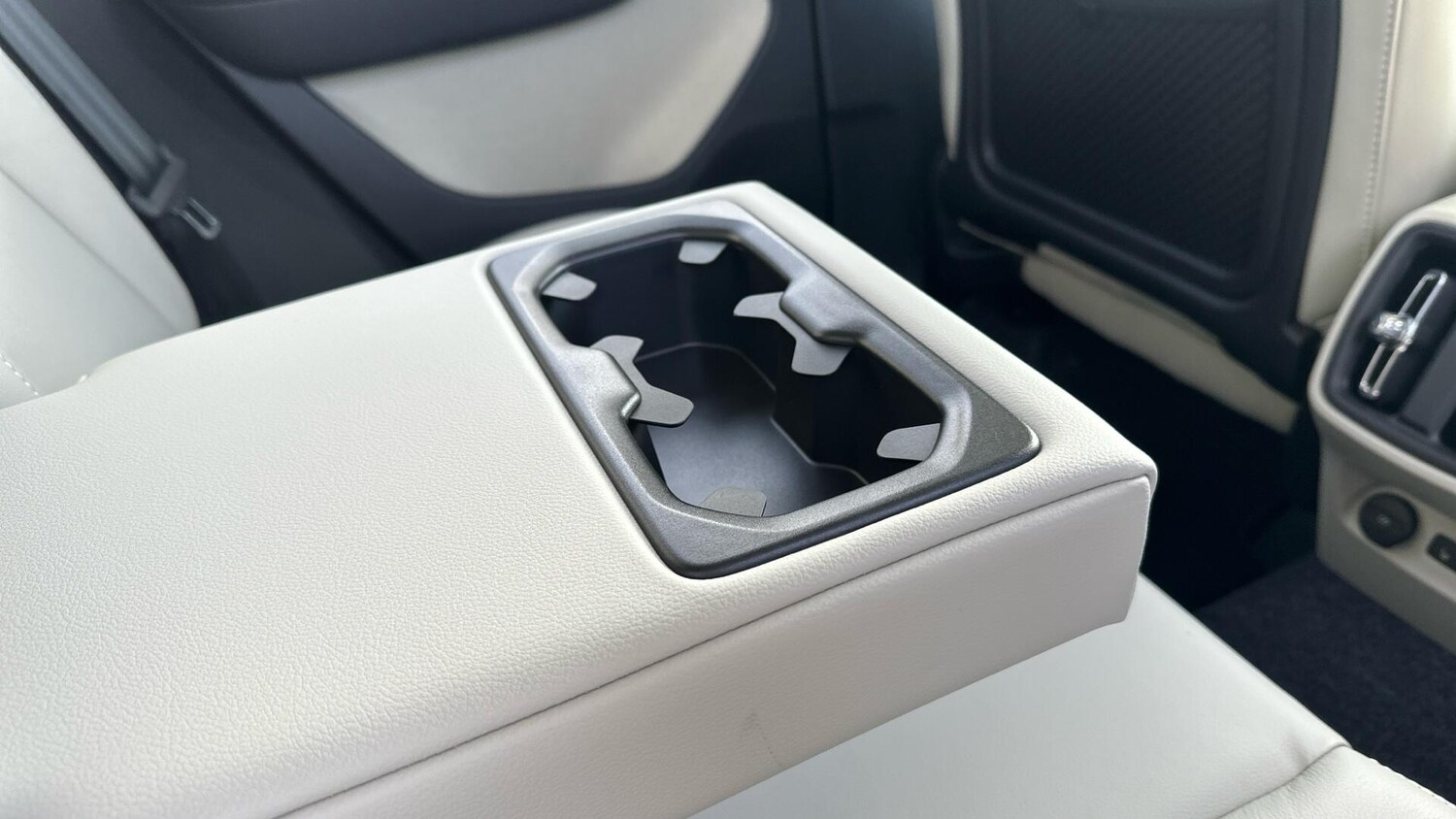 Used Volvo XC40 2025 for sale - 77672982: Photo 28