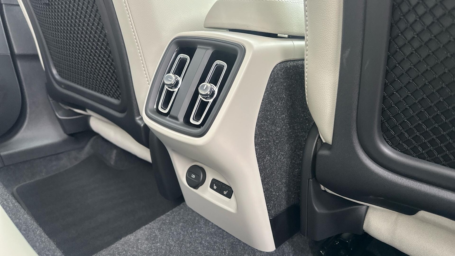 Used Volvo XC40 2025 for sale - 76336977: Photo 26