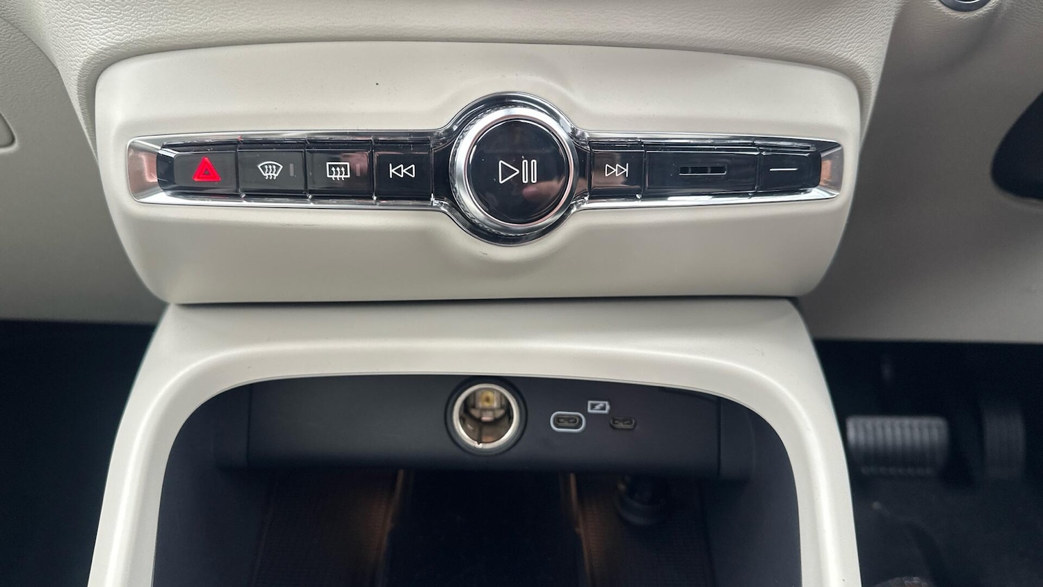 Used Volvo XC40 2025 for sale - 76336977: Photo 37