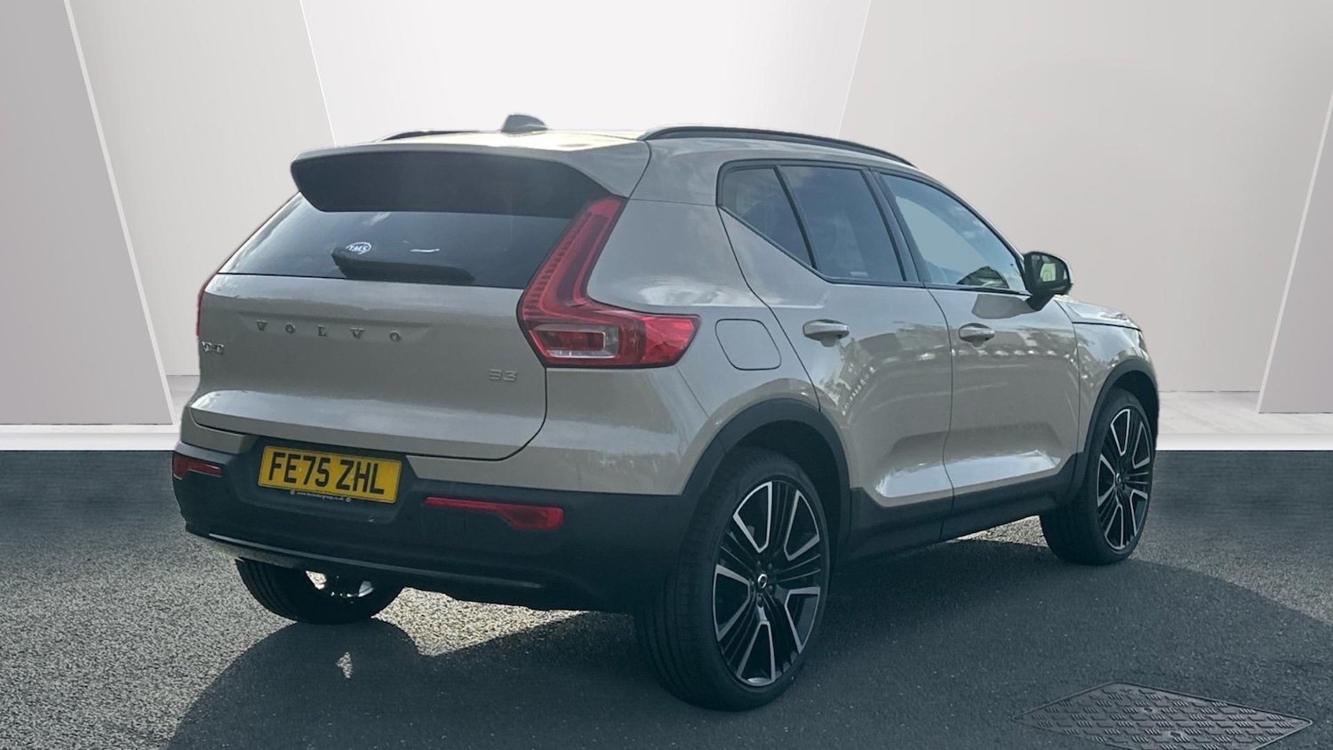 Used Volvo XC40 2025 for sale - 76336965: Photo 2