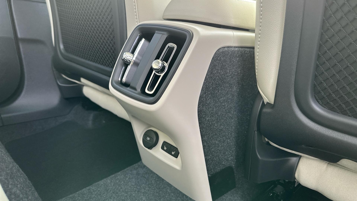 Used Volvo XC40 2025 for sale - 76336965: Photo 26