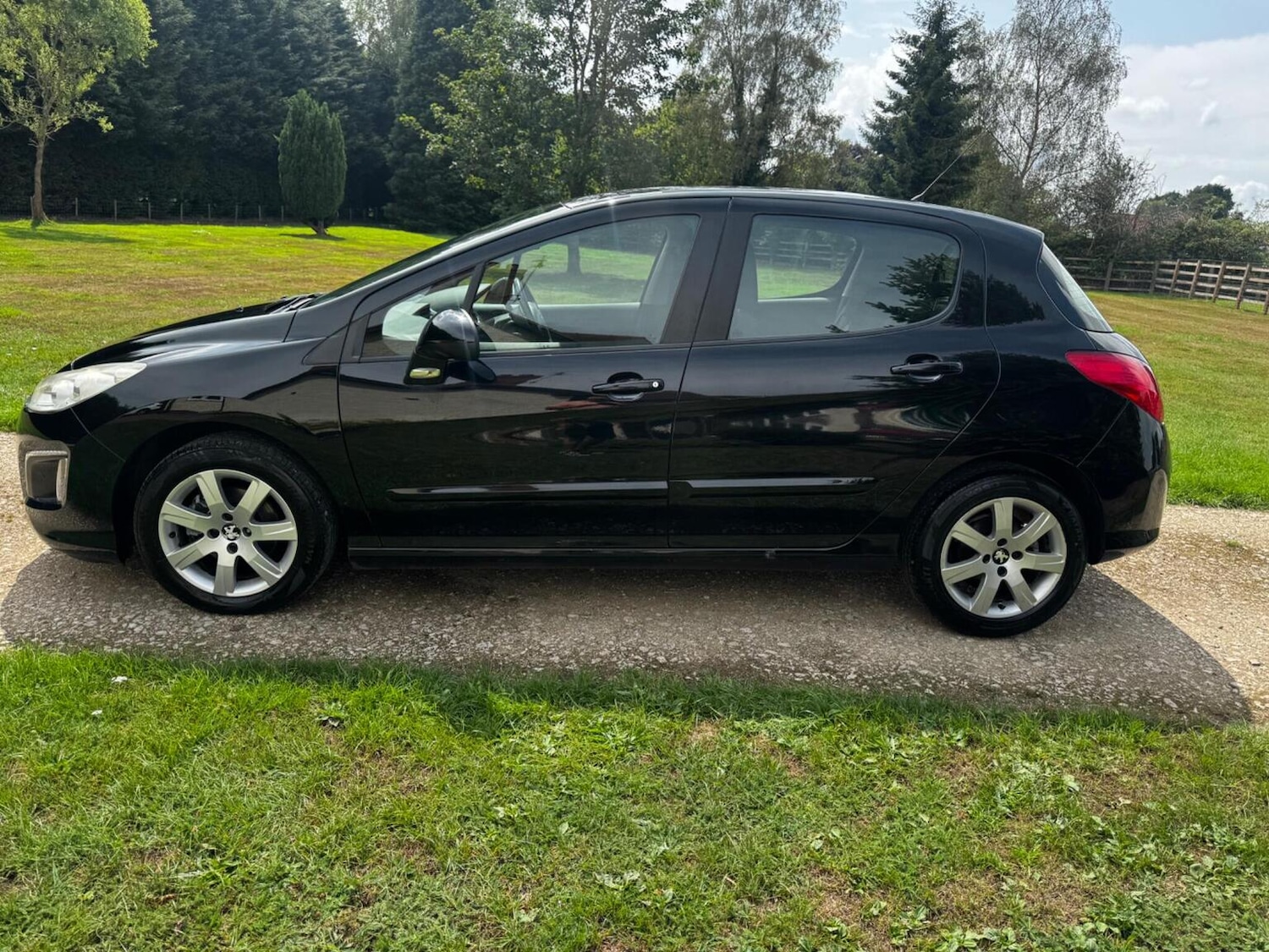Used Peugeot 308 2011 for sale - 76355925: Photo 28