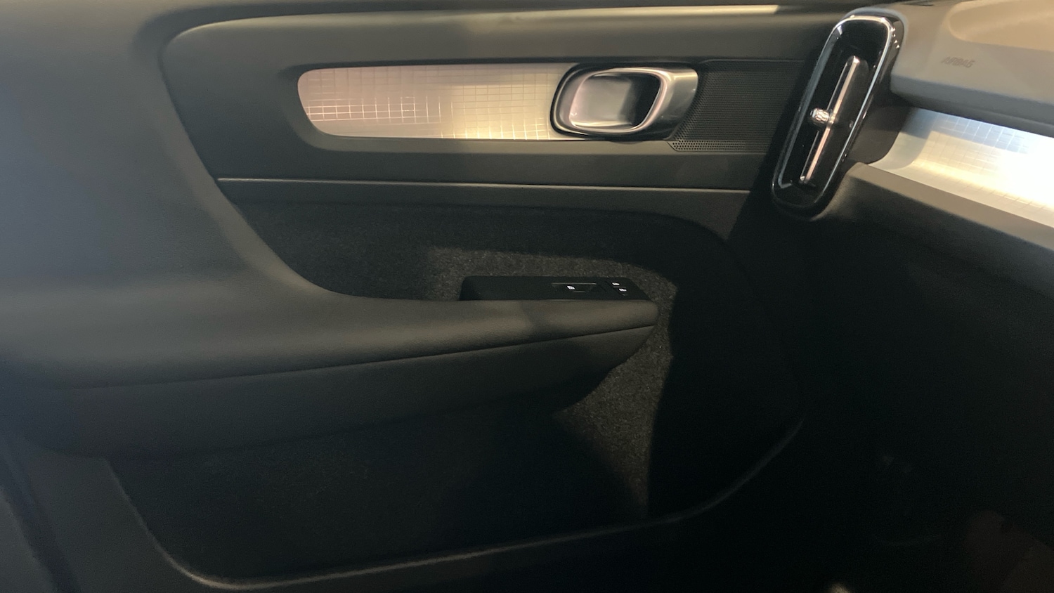 Used Volvo XC40 2022 for sale - 77432469: Photo 32