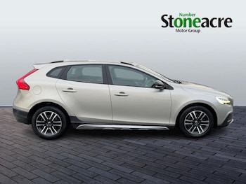 Used Volvo V40 2016 for sale - 76976497: Photo
