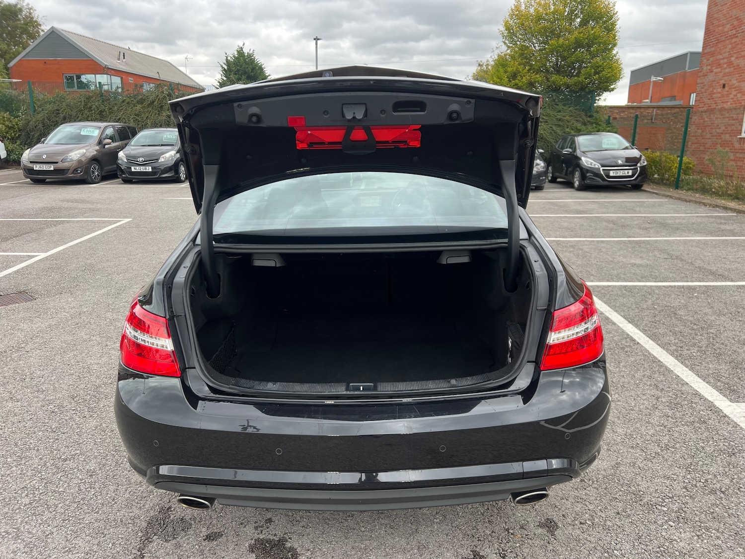 Used Mercedes-Benz E Class 2011 for sale - 76416538: Photo 8