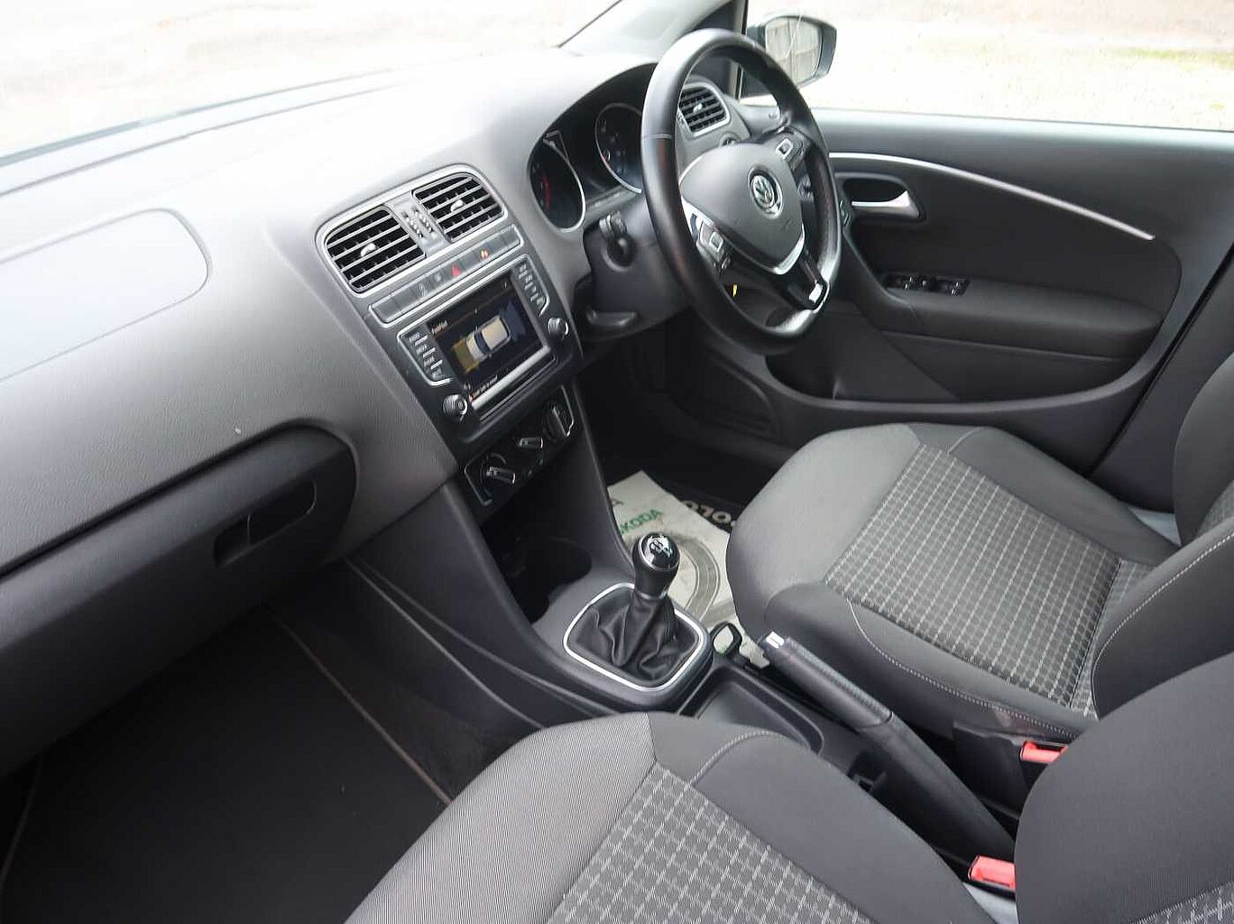 Used Volkswagen Polo 2016 for sale - 76705424: Photo 2