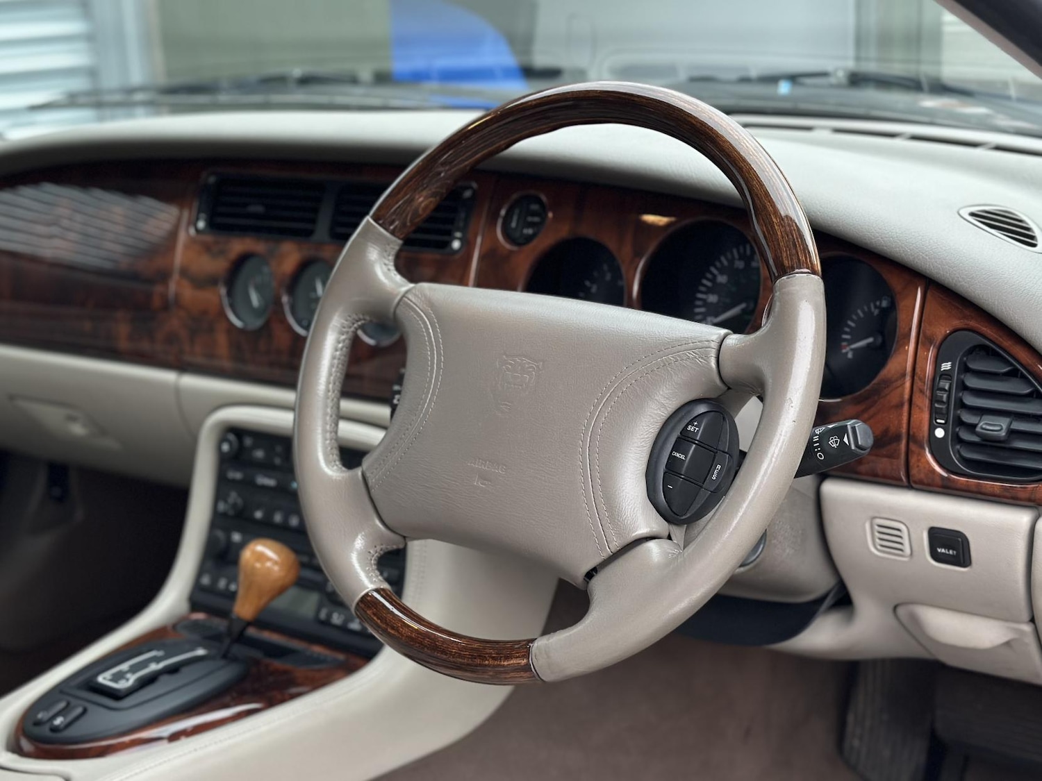 Used Jaguar XK8 1999 for sale - 76209539: Photo 2