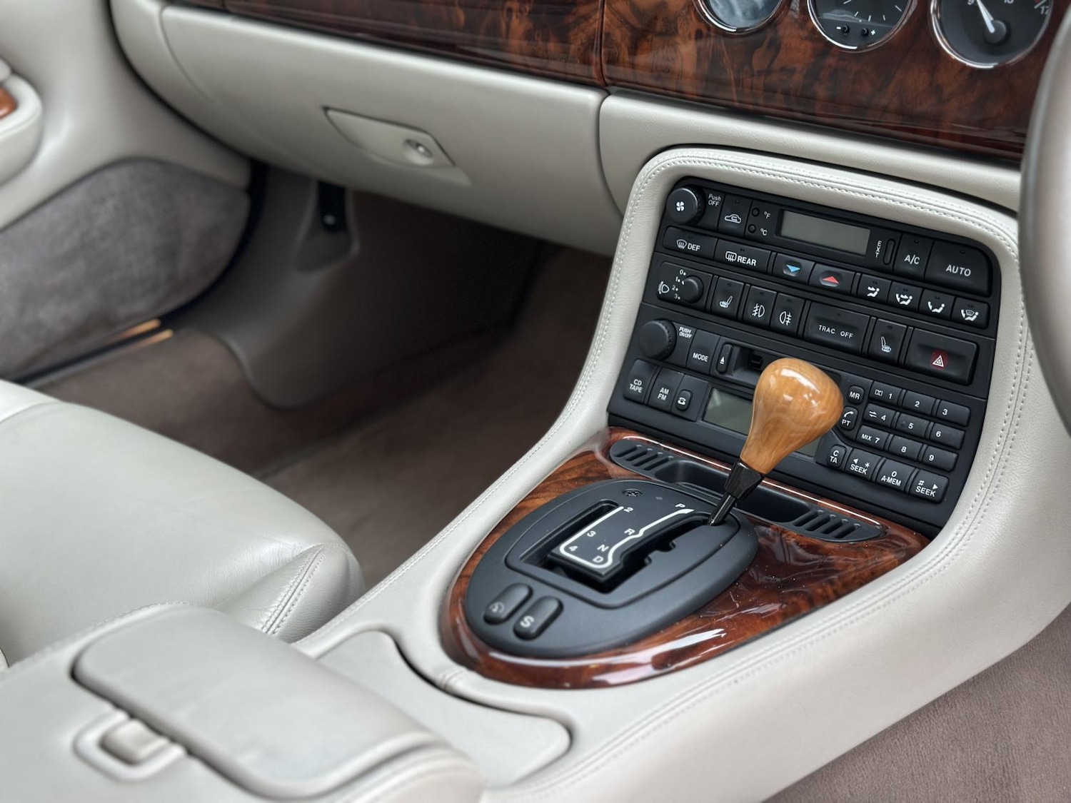 Used Jaguar XK8 1999 for sale - 76209539: Photo 25