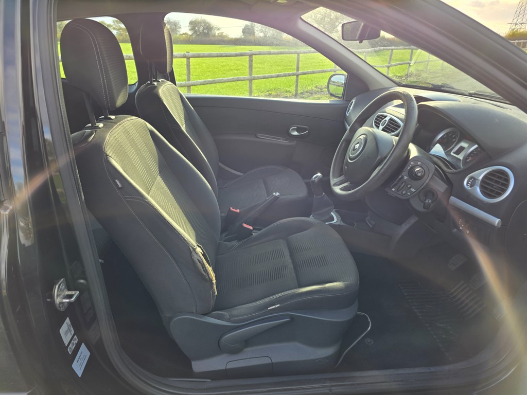 Used Renault Clio 2011 for sale - 76672674: Photo 11