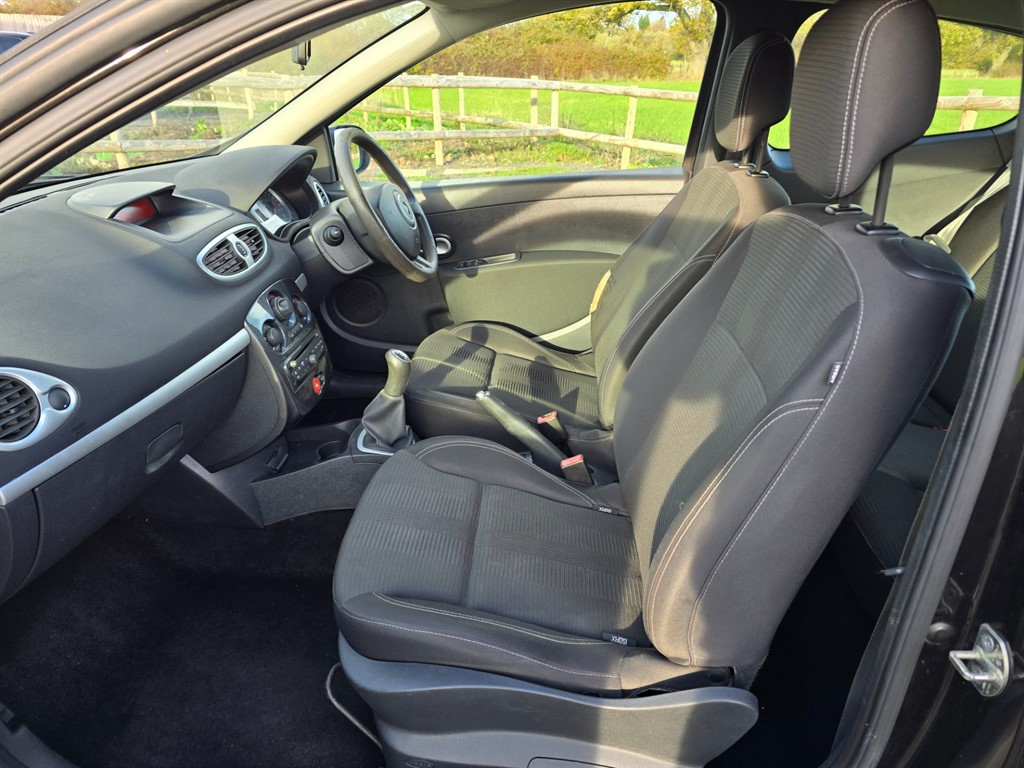 Used Renault Clio 2011 for sale - 76672674: Photo 14