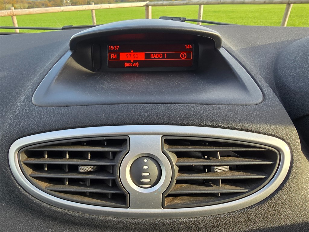 Used Renault Clio 2011 for sale - 76672674: Photo 18