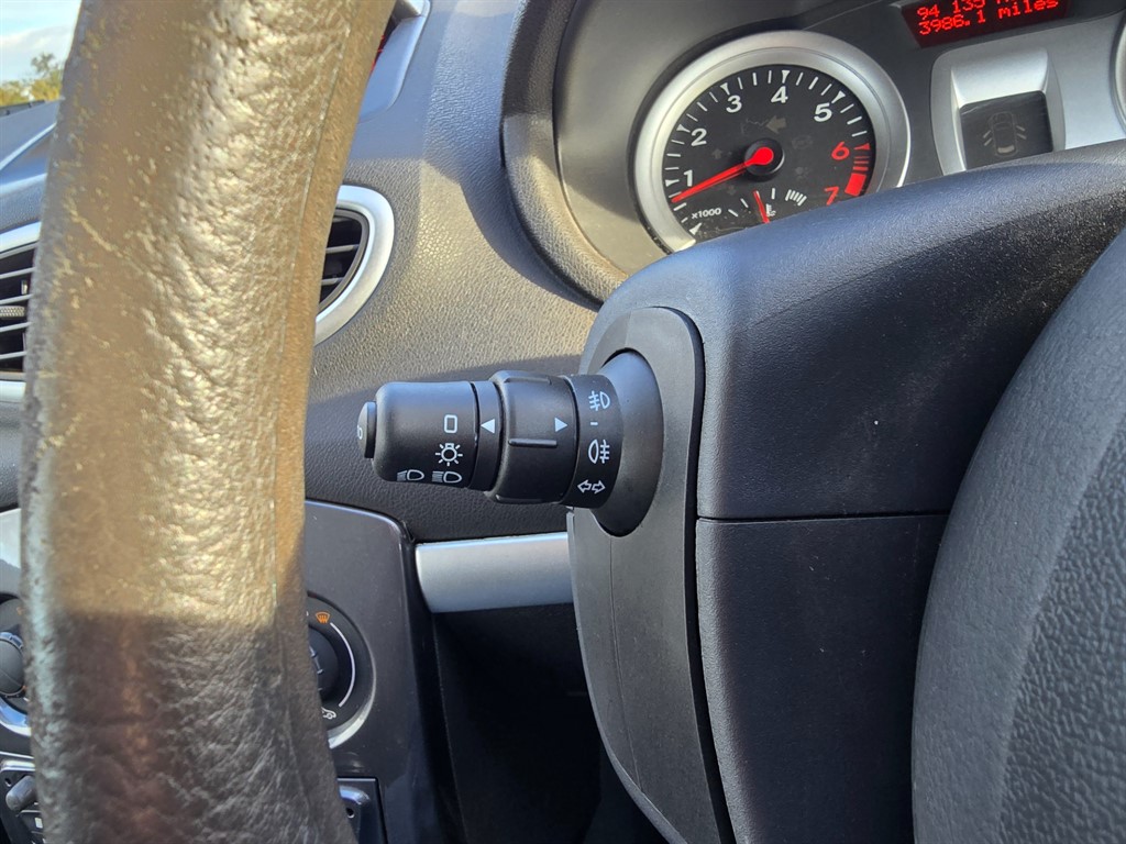 Used Renault Clio 2011 for sale - 76672674: Photo 21