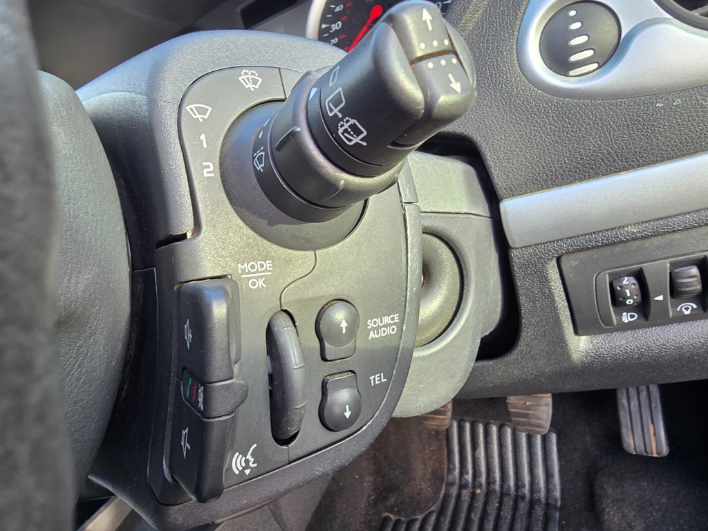 Used Renault Clio 2011 for sale - 76672674: Photo 23