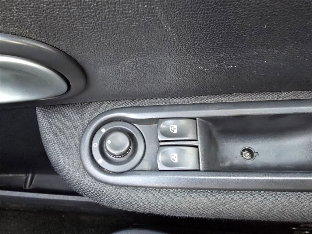 Used Renault Clio 2011 for sale - 76672674: Photo 24