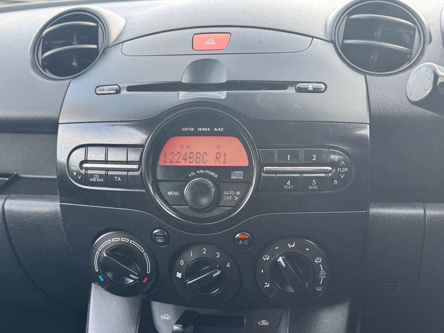 Used Mazda Mazda2 2014 for sale - 77331723: Photo 24