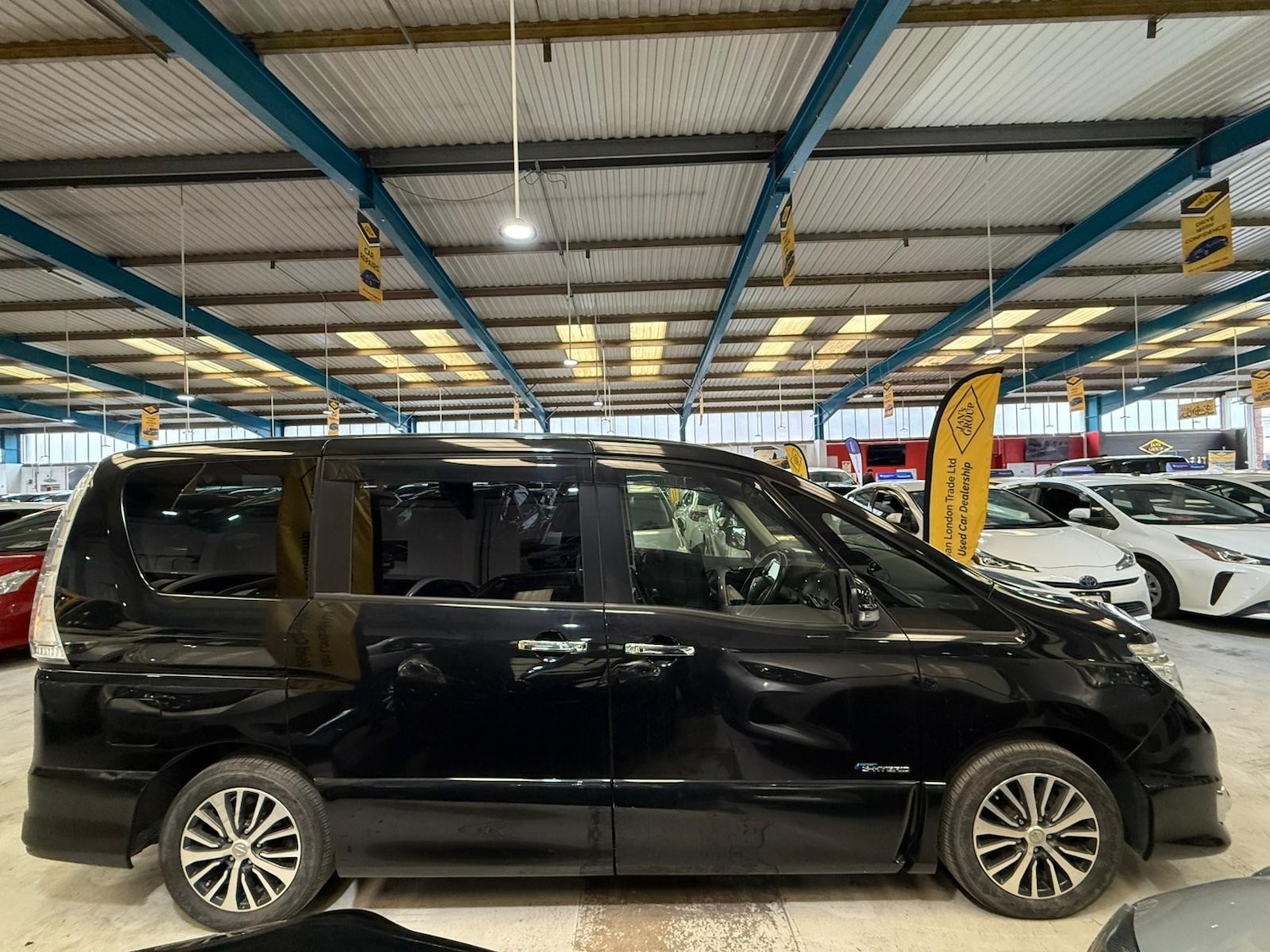 Used Nissan Serena for sale - 77701474: Photo 2