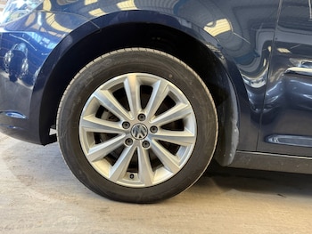 Used Volkswagen Touran 2011 for sale - 74682841: Photo