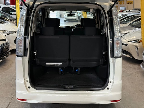 Used Nissan Serena for sale - 76217646: Photo 17