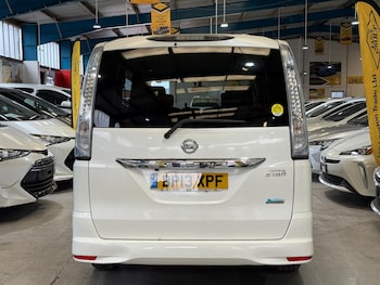 Used Nissan Serena for sale - 76217646: Photo 4