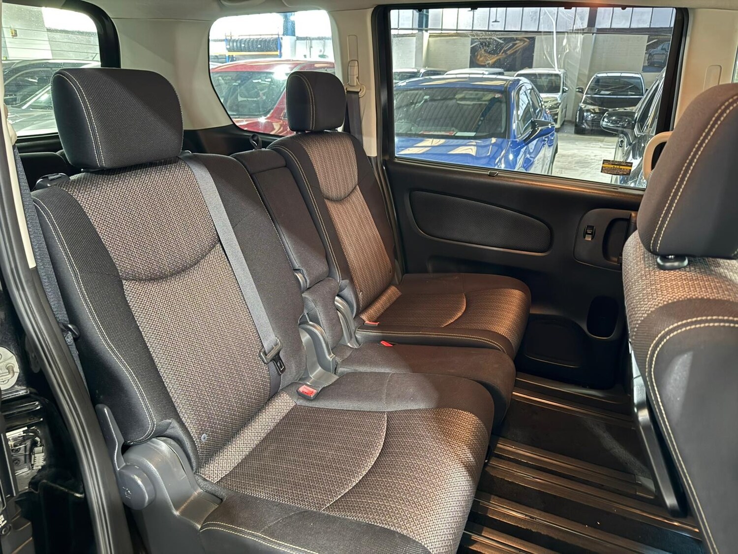 Used Nissan Serena for sale - 77563662: Photo 14