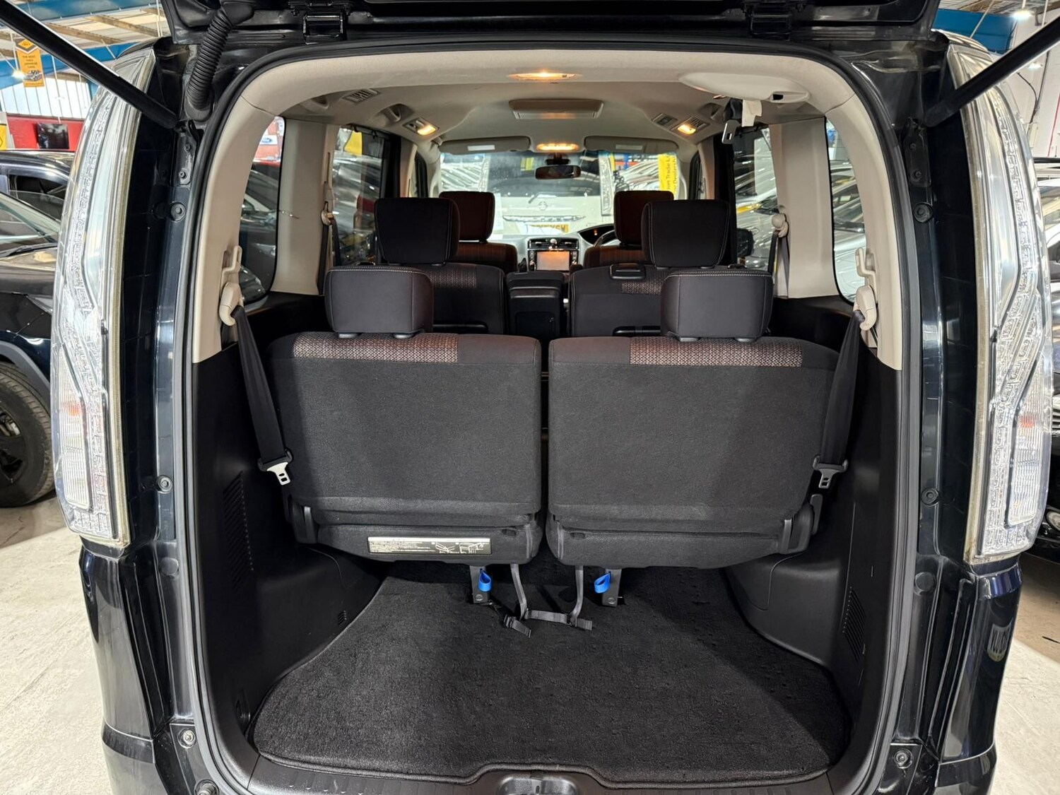 Used Nissan Serena for sale - 77563662: Photo 17