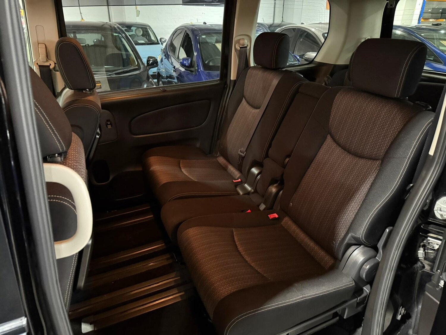 Used Nissan Serena for sale - 77563662: Photo 18