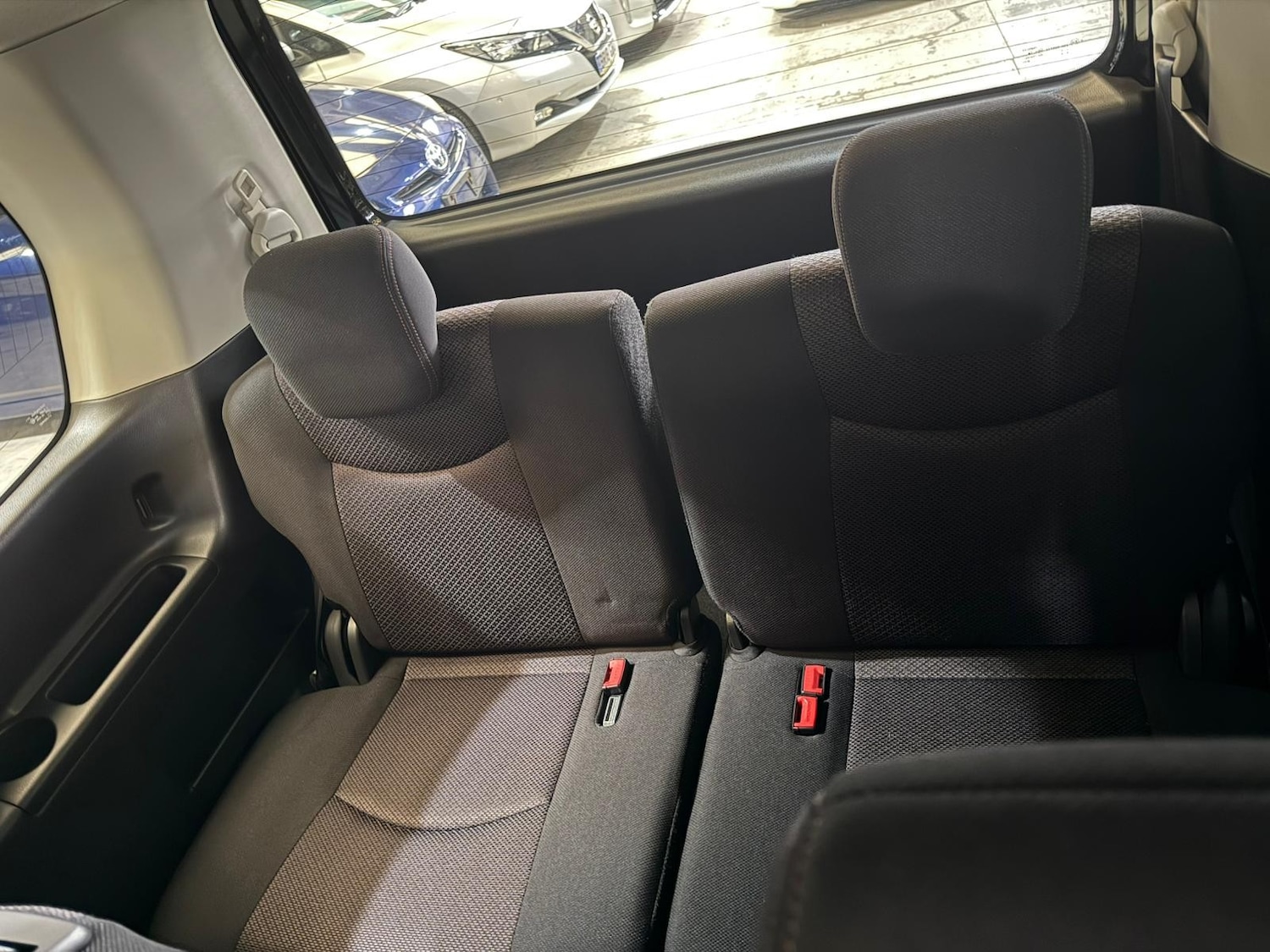 Used Nissan Serena for sale - 76739365: Photo 17