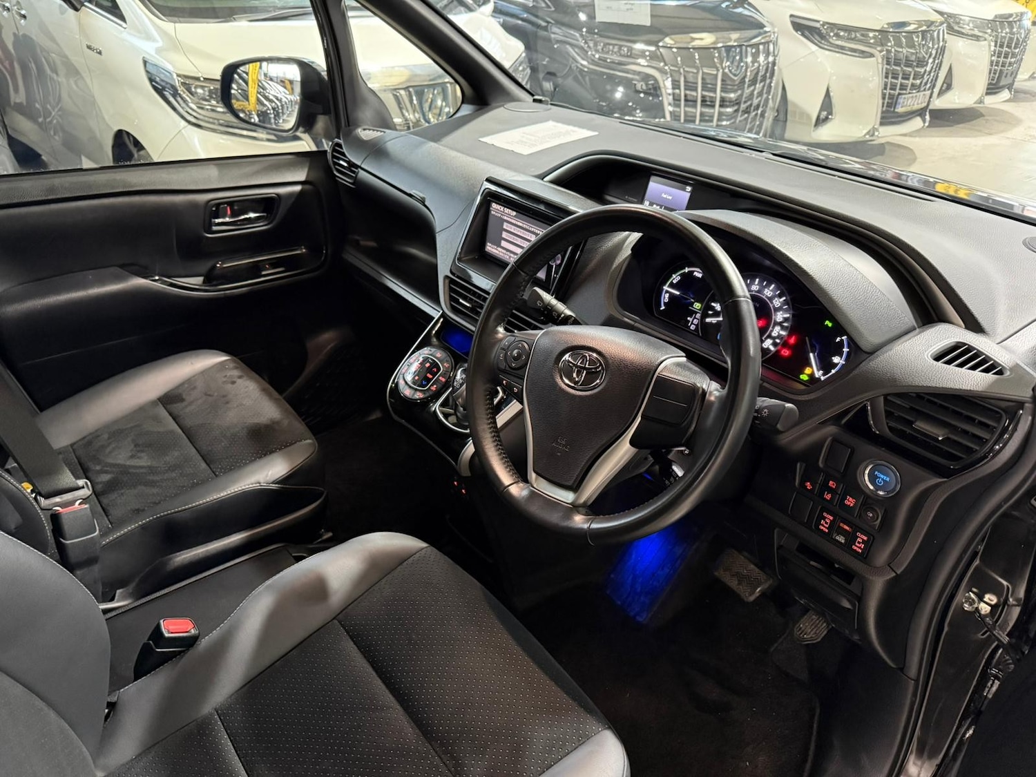 Used Toyota Voxy for sale - 77897421: Photo 11