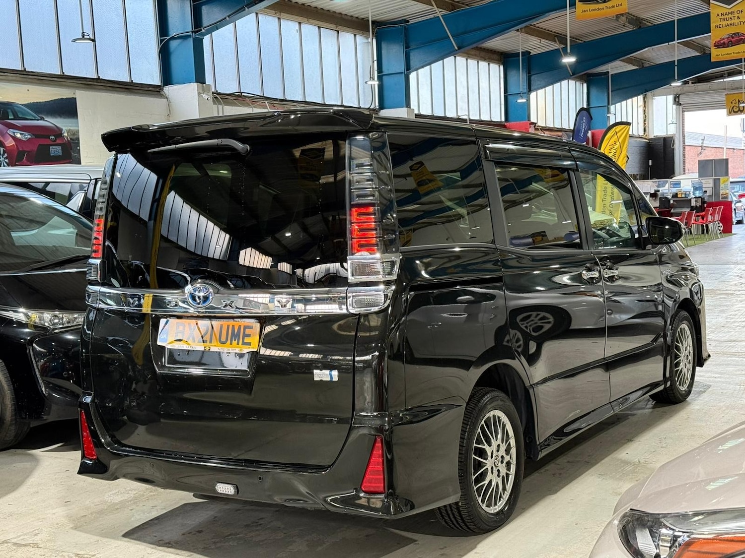 Used Toyota Voxy for sale - 77897421: Photo 3