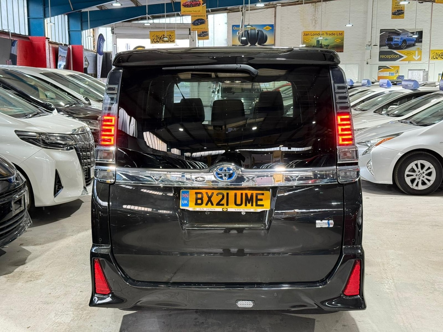 Used Toyota Voxy for sale - 77897421: Photo 4