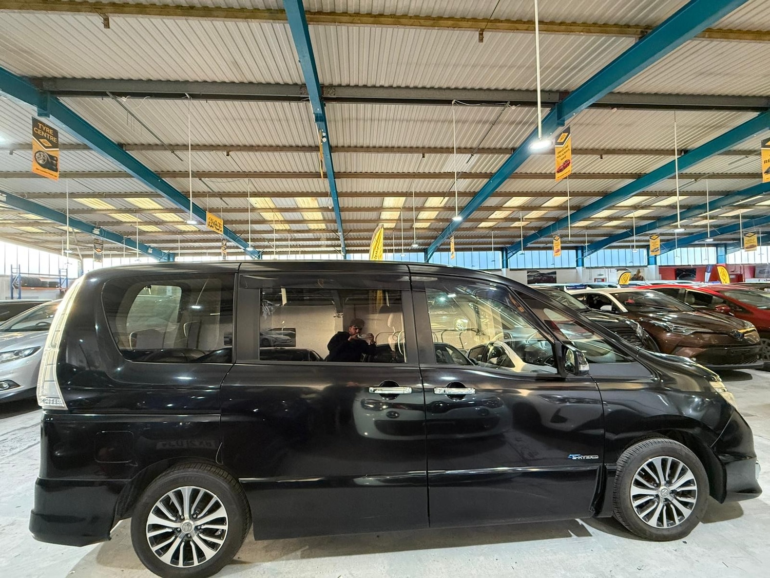 Used Nissan Serena for sale - 77654063: Photo 2
