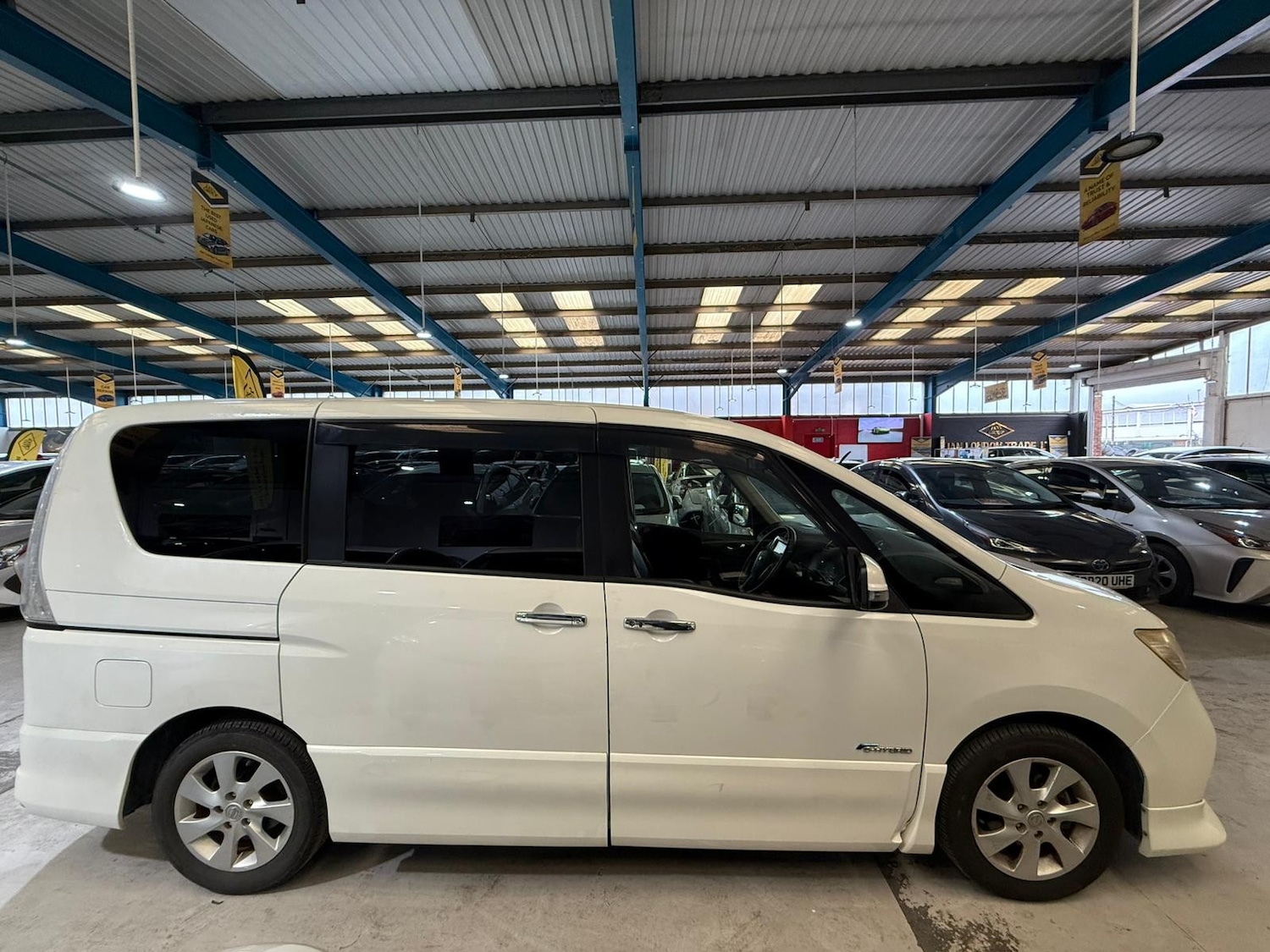 Used Nissan Serena for sale - 76724070: Photo 3