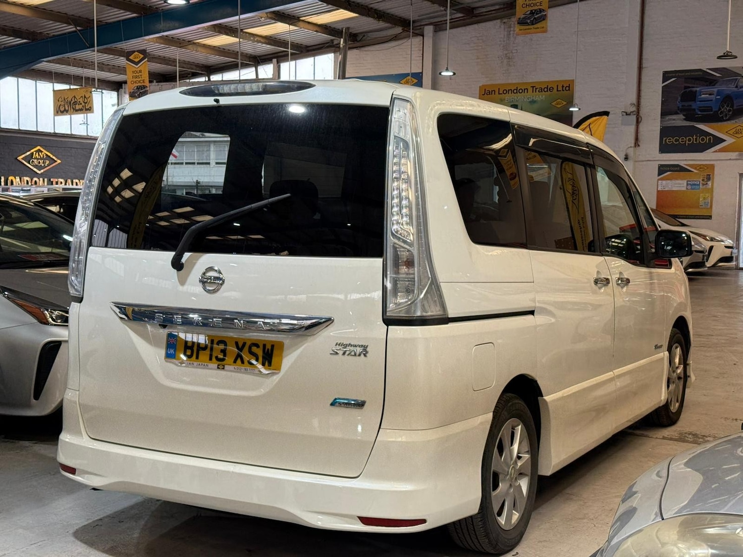 Used Nissan Serena for sale - 76724070: Photo 4