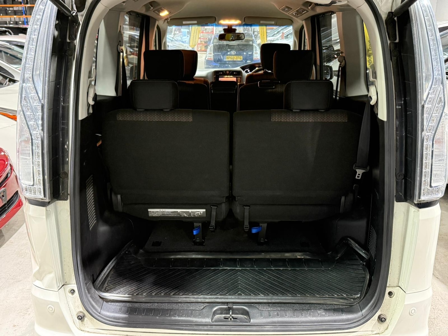 Used Nissan Serena for sale - 77408872: Photo 17