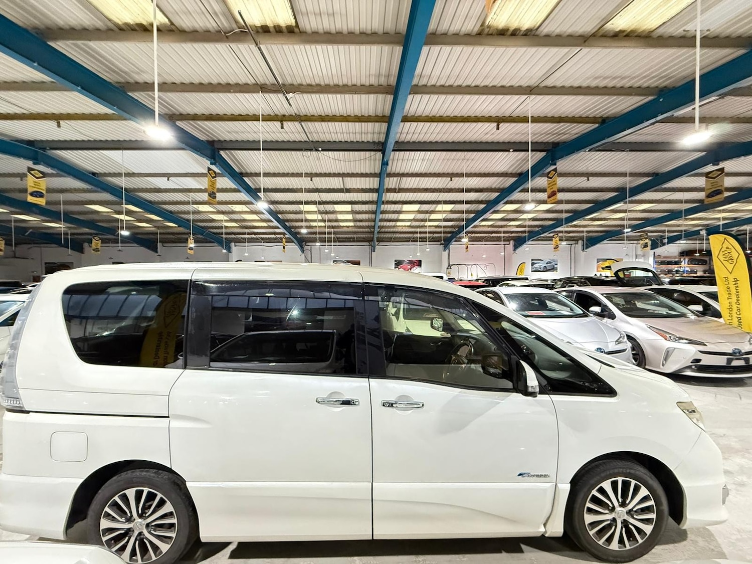 Used Nissan Serena for sale - 77408872: Photo 2