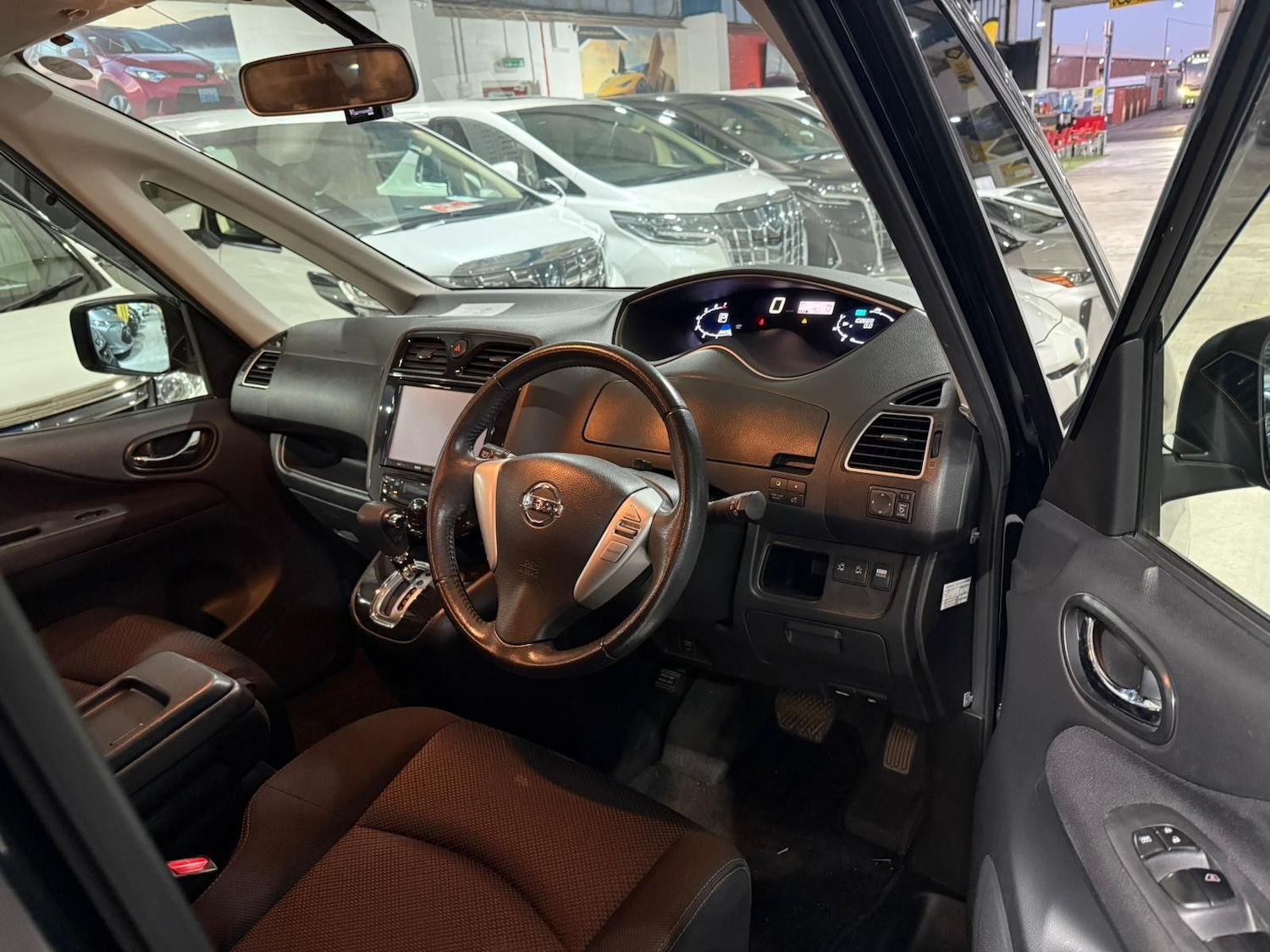 Used Nissan Serena for sale - 76704602: Photo 12