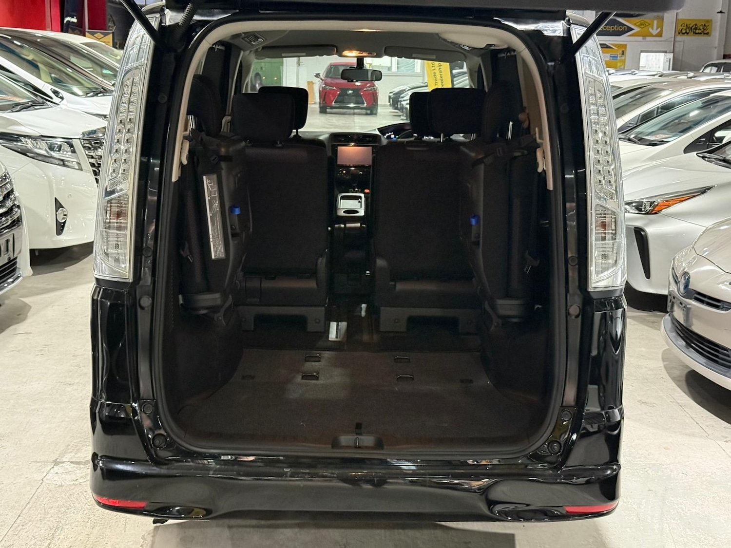 Used Nissan Serena for sale - 76704602: Photo 17