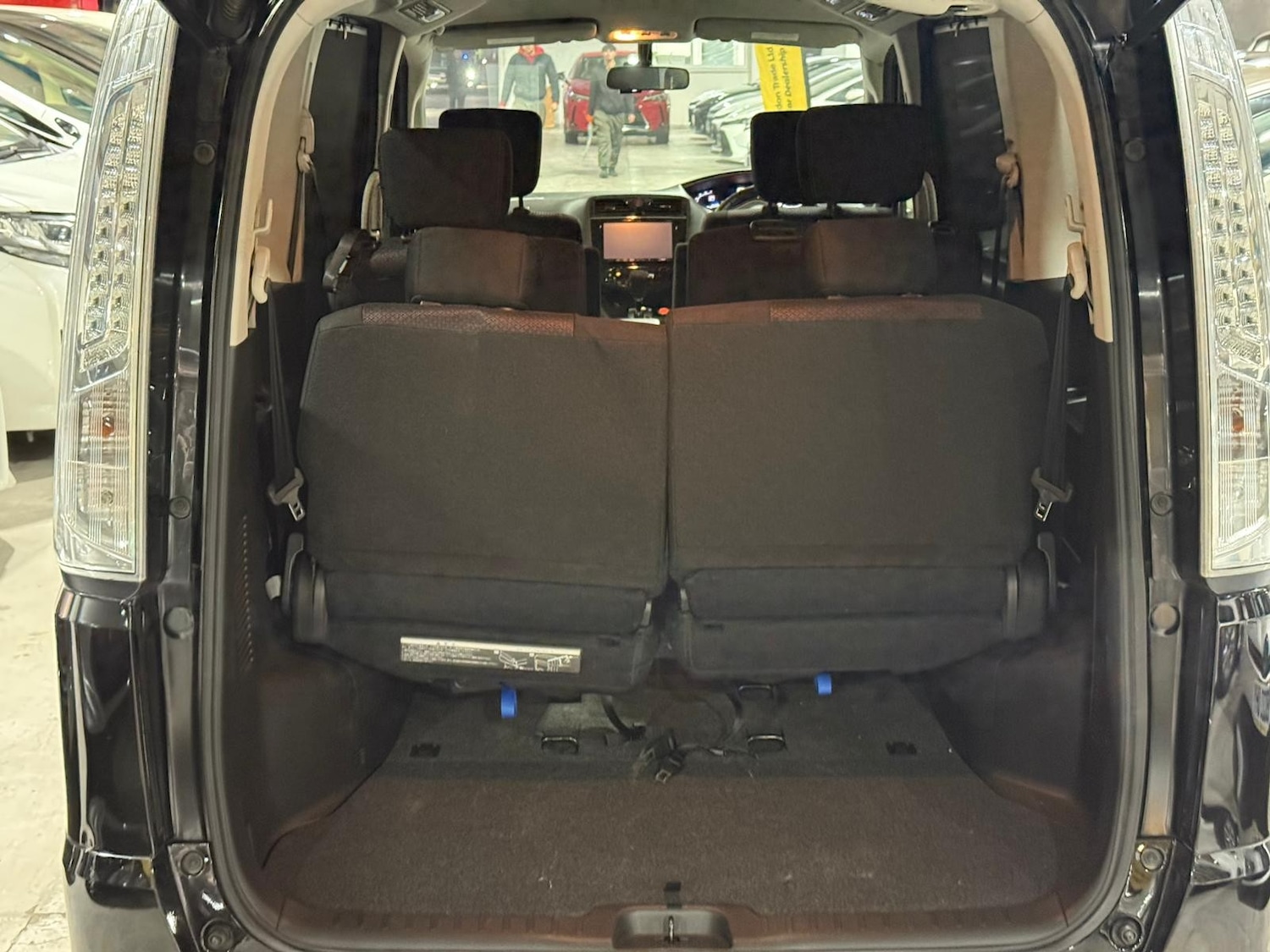 Used Nissan Serena for sale - 76704602: Photo 18