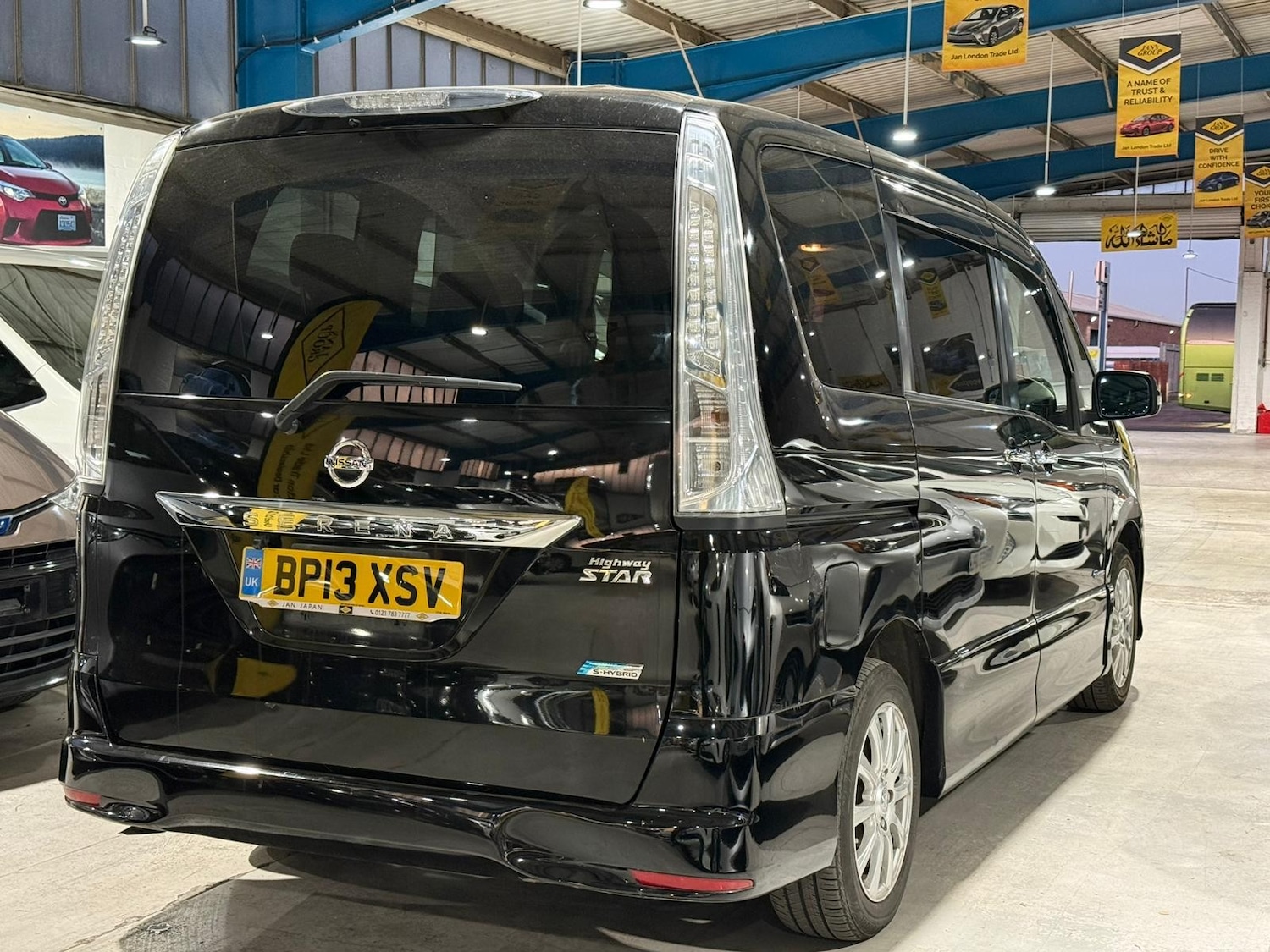 Used Nissan Serena for sale - 76704602: Photo 4